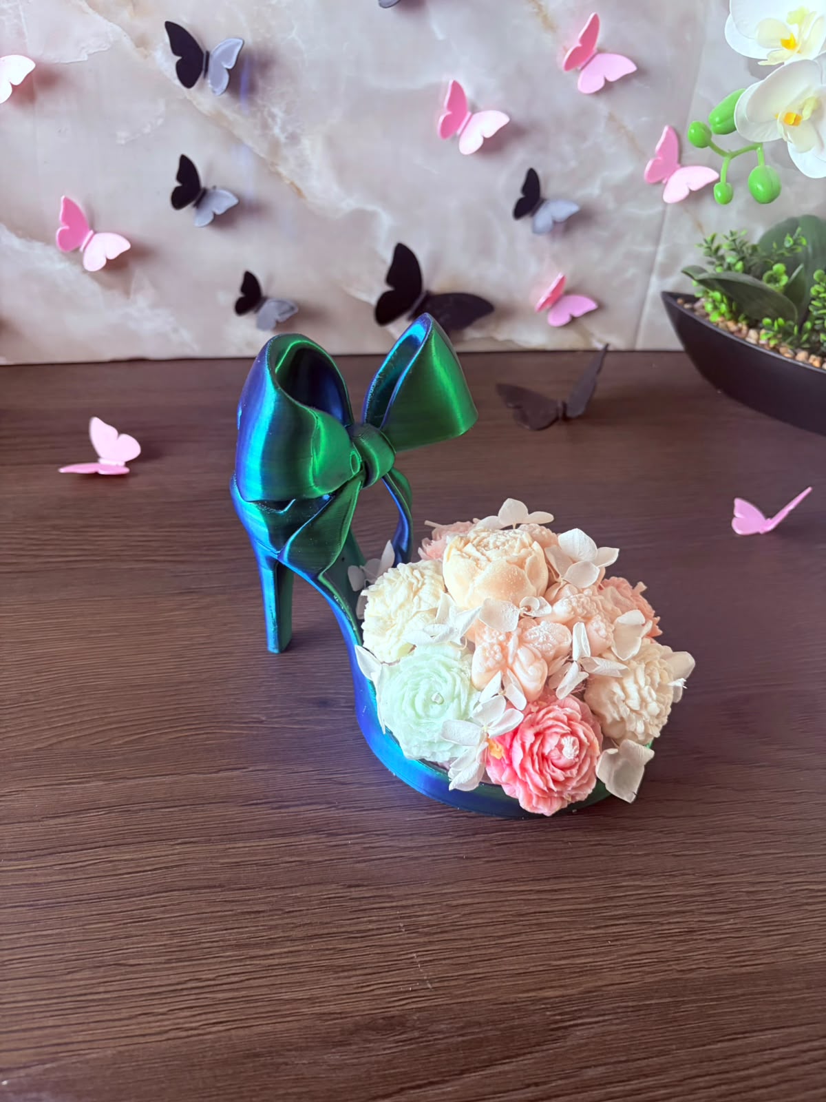 Pantof decorativ 3D cu aranjament din flori de ceară parfumată - imagine galerie