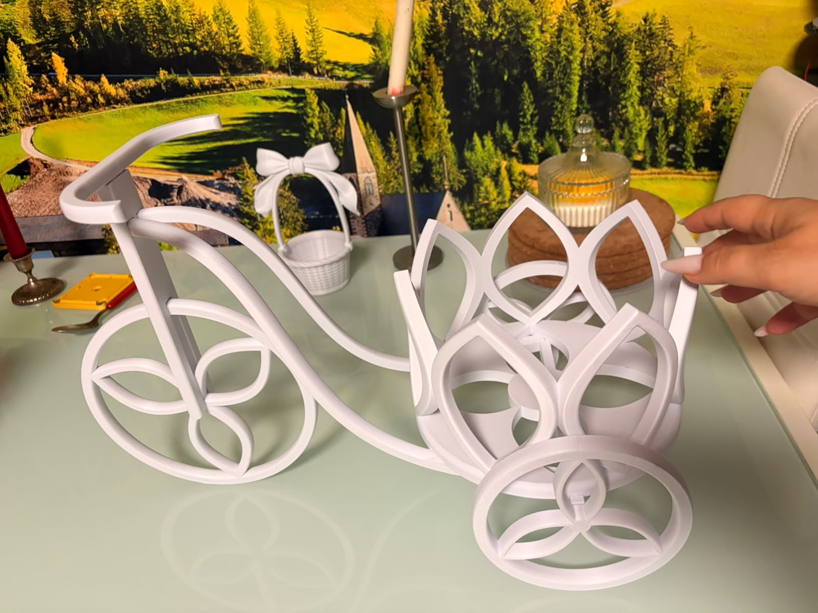 Bicicletă decorativă luminoasă cu aranjament din flori de ceară parfumată (50 cm) - imagine galerie