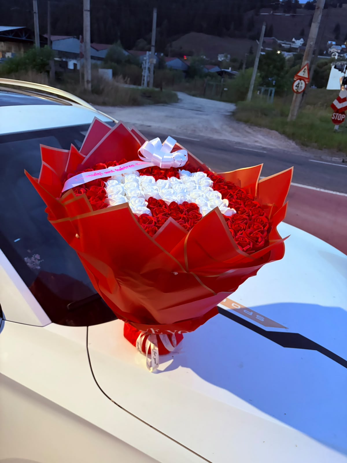 Buchet uriaș din trandafiri de satin – Personalizat cu inițială și mesaj - imagine galerie