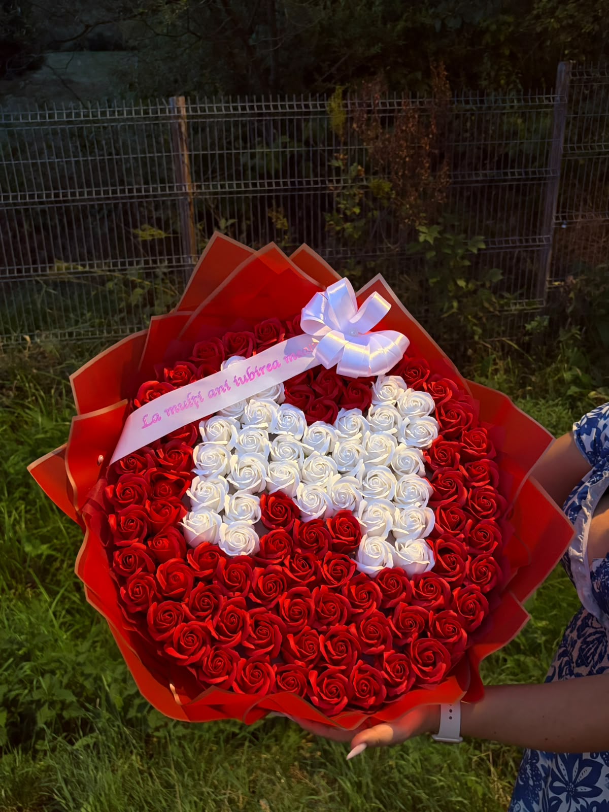 Buchet uriaș din trandafiri de satin – Personalizat cu inițială și mesaj - imagine galerie