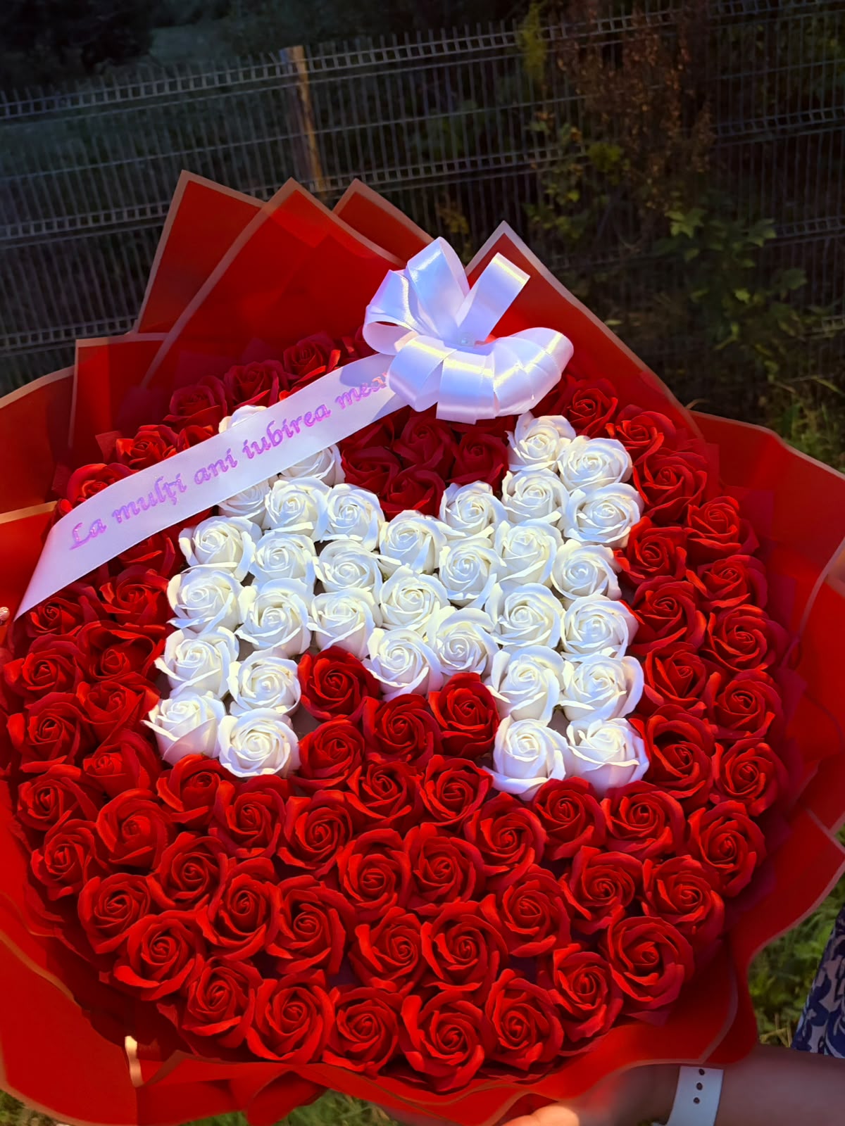 Buchet uriaș din trandafiri de satin – Personalizat cu inițială și mesaj - imagine galerie