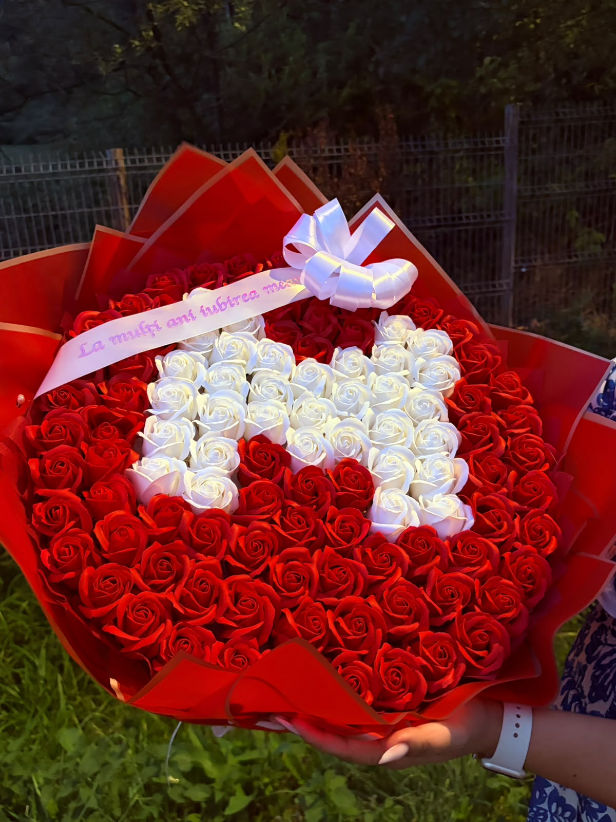Buchet uriaș din trandafiri de satin – Personalizat cu inițială și mesaj - imagine galerie