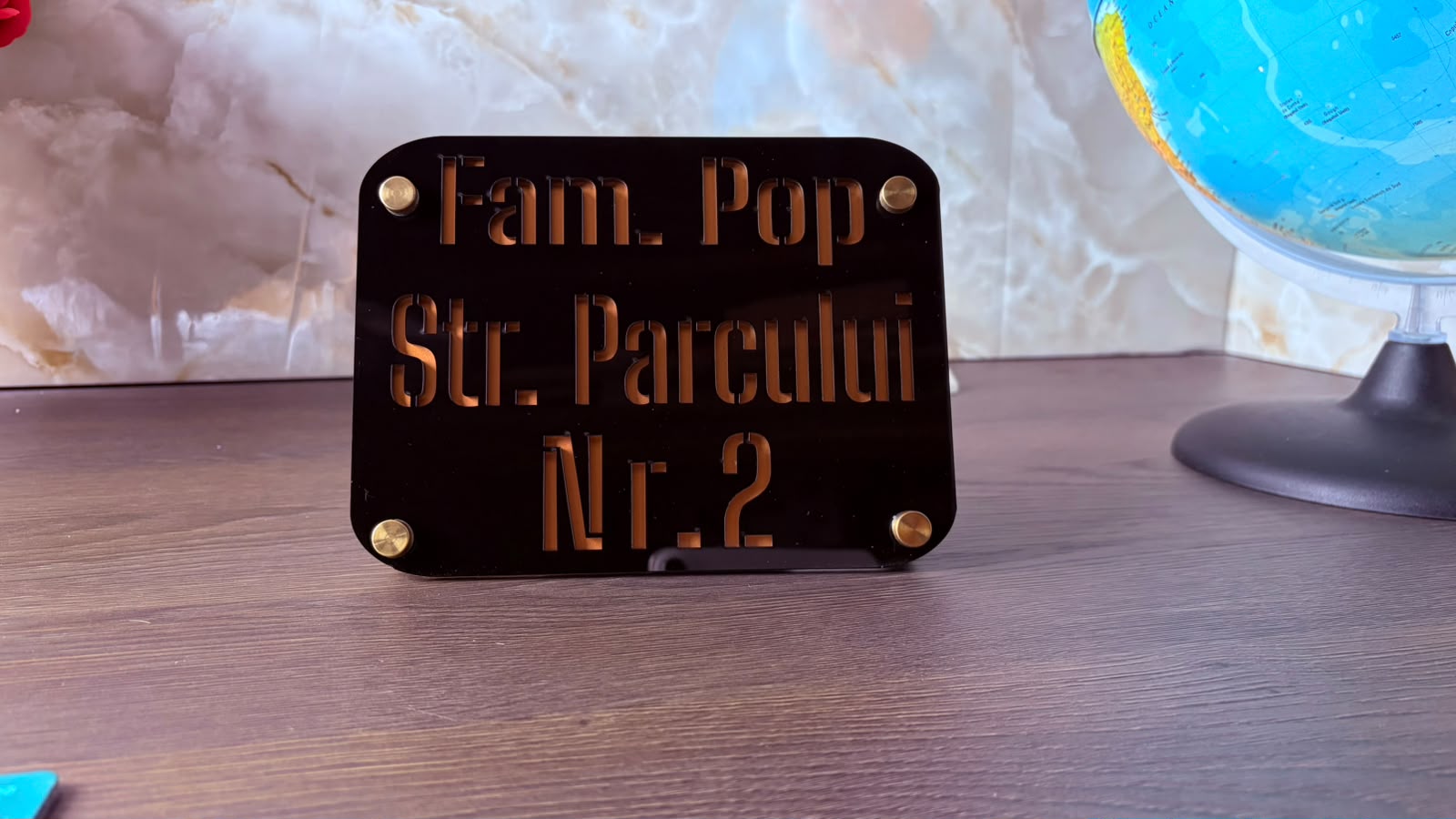 Plăcuță personalizată pentru număr de casă sau apartament – Design elegant din acril negru/auriu - imagine galerie