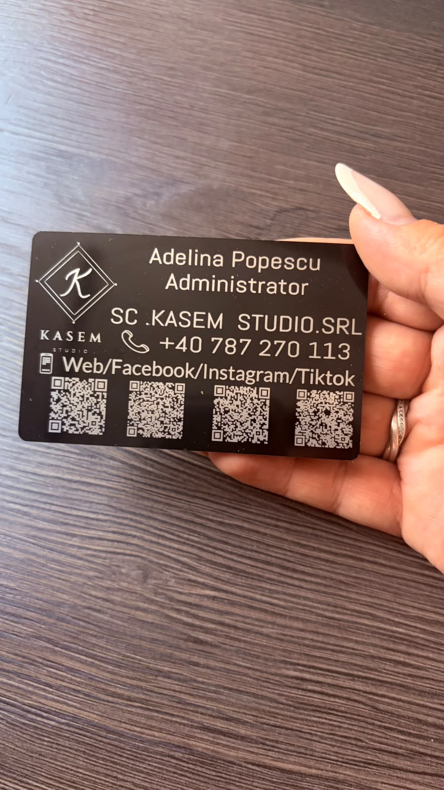 Cărți de vizită premium din metal negru – Gravură laser personalizată - imagine galerie