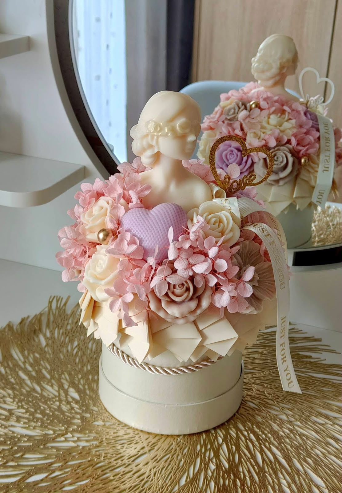 Aranjament cadou sofisticat în cutie rotundă – Bust feminin, trandafiri și elemente decorative - imagine galerie