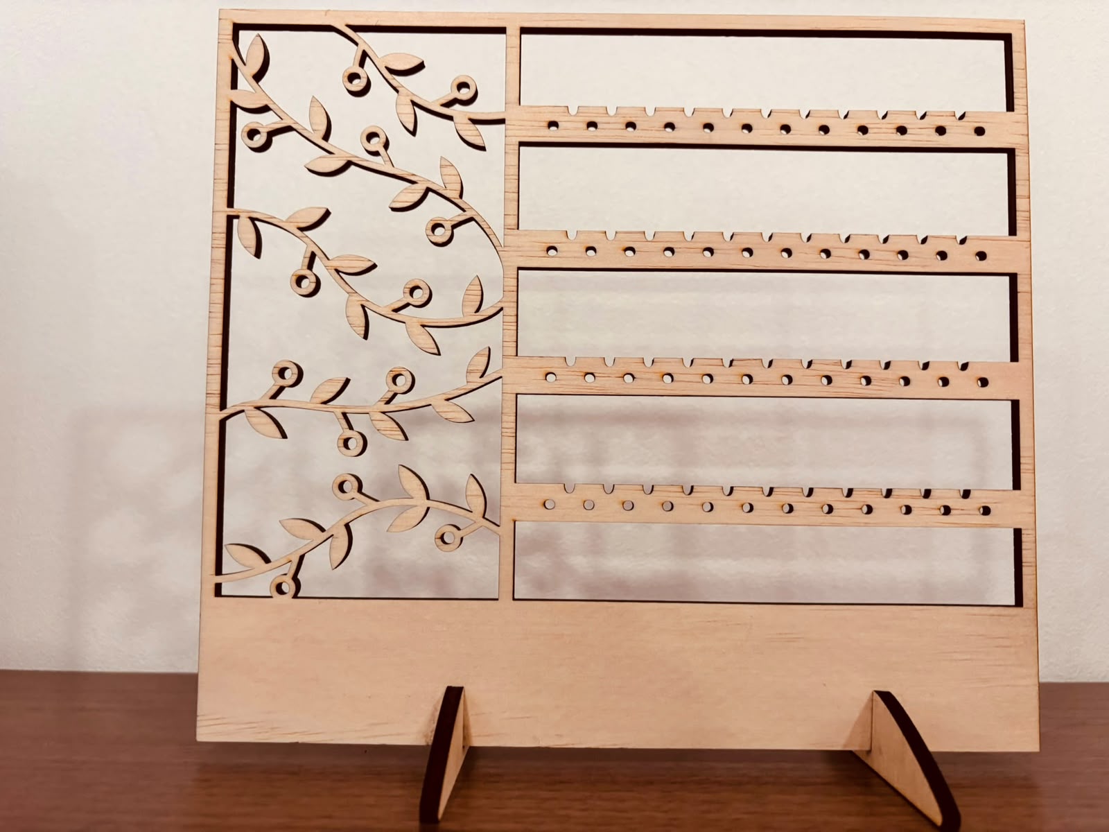 Suport / Organizator din lemn pentru cercei – Design elegant cu motive florale și gravură laser - imagine galerie