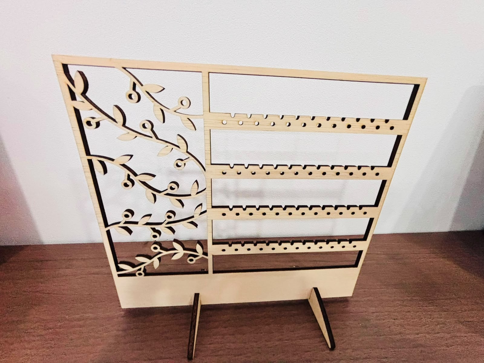 Suport / Organizator din lemn pentru cercei – Design elegant cu motive florale și gravură laser - imagine galerie