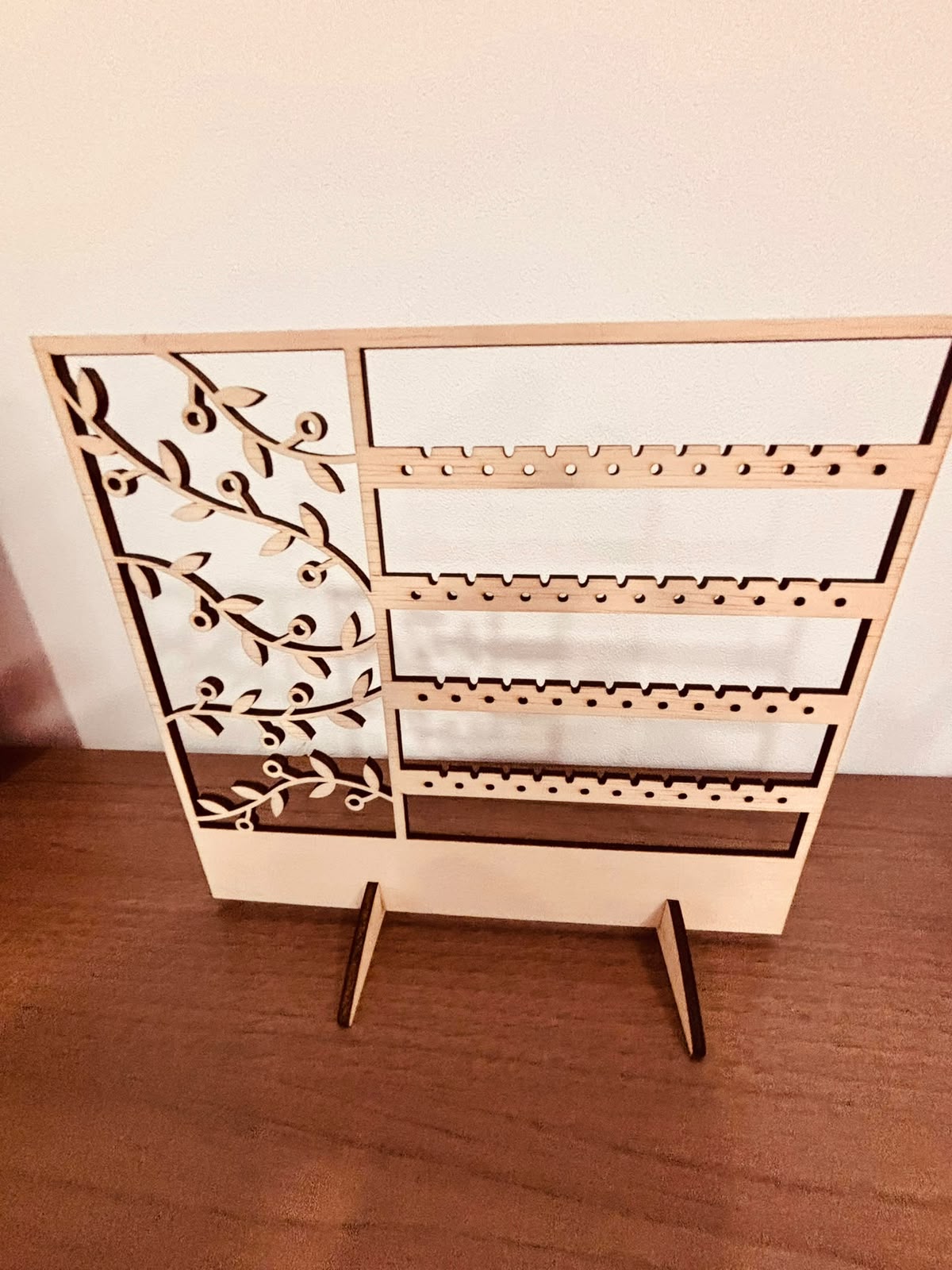 Suport / Organizator din lemn pentru cercei – Design elegant cu motive florale și gravură laser - imagine galerie