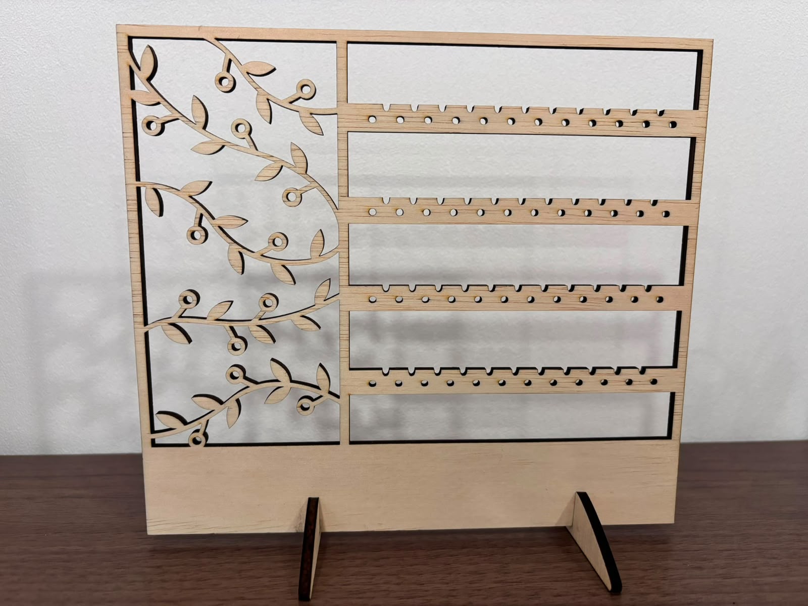Suport / Organizator din lemn pentru cercei – Design elegant cu motive florale și gravură laser - imagine galerie