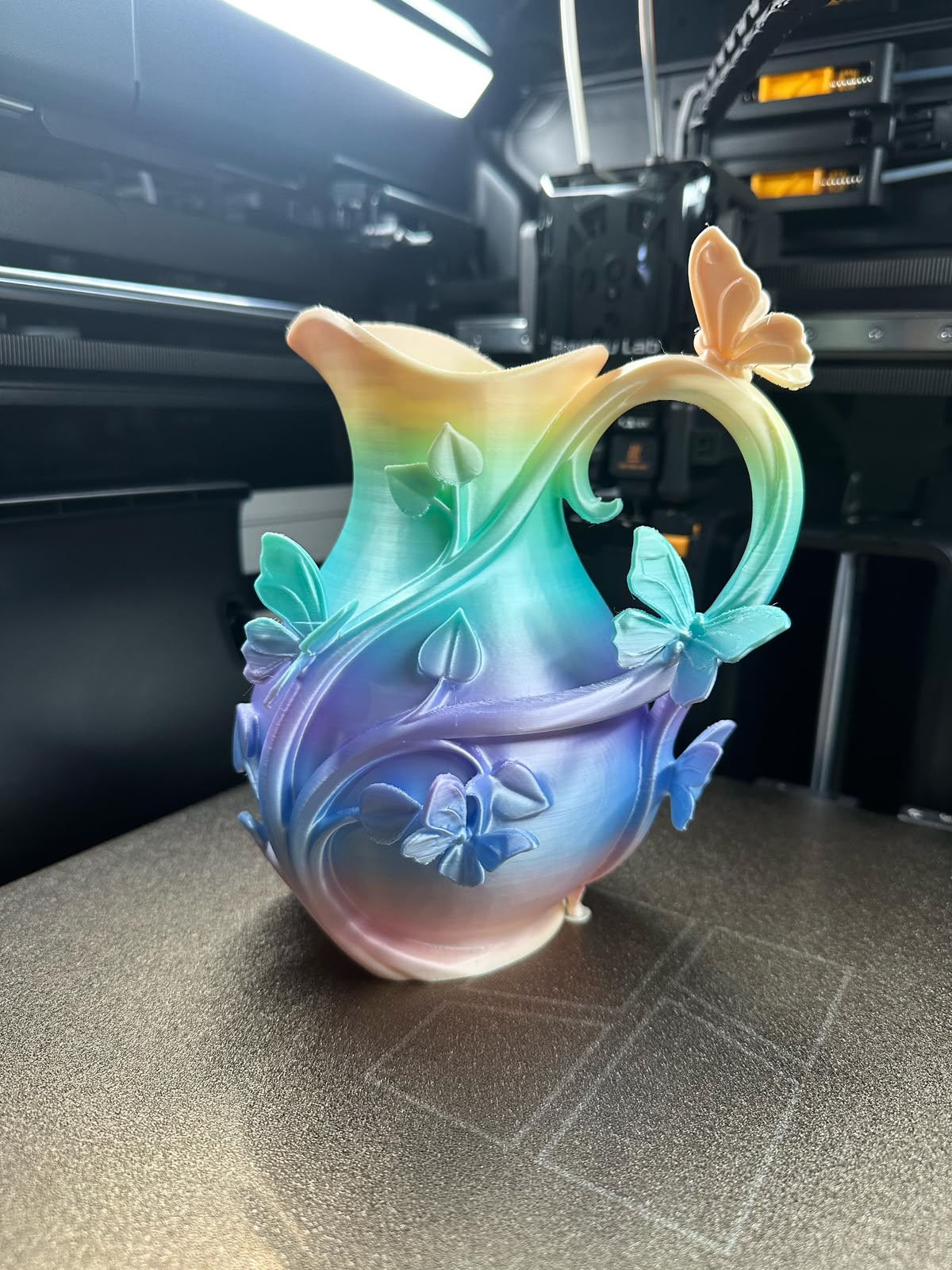 Vază / Ulcior decorativ 3D – Design elegant cu fluturi și motive vegetale - imagine galerie
