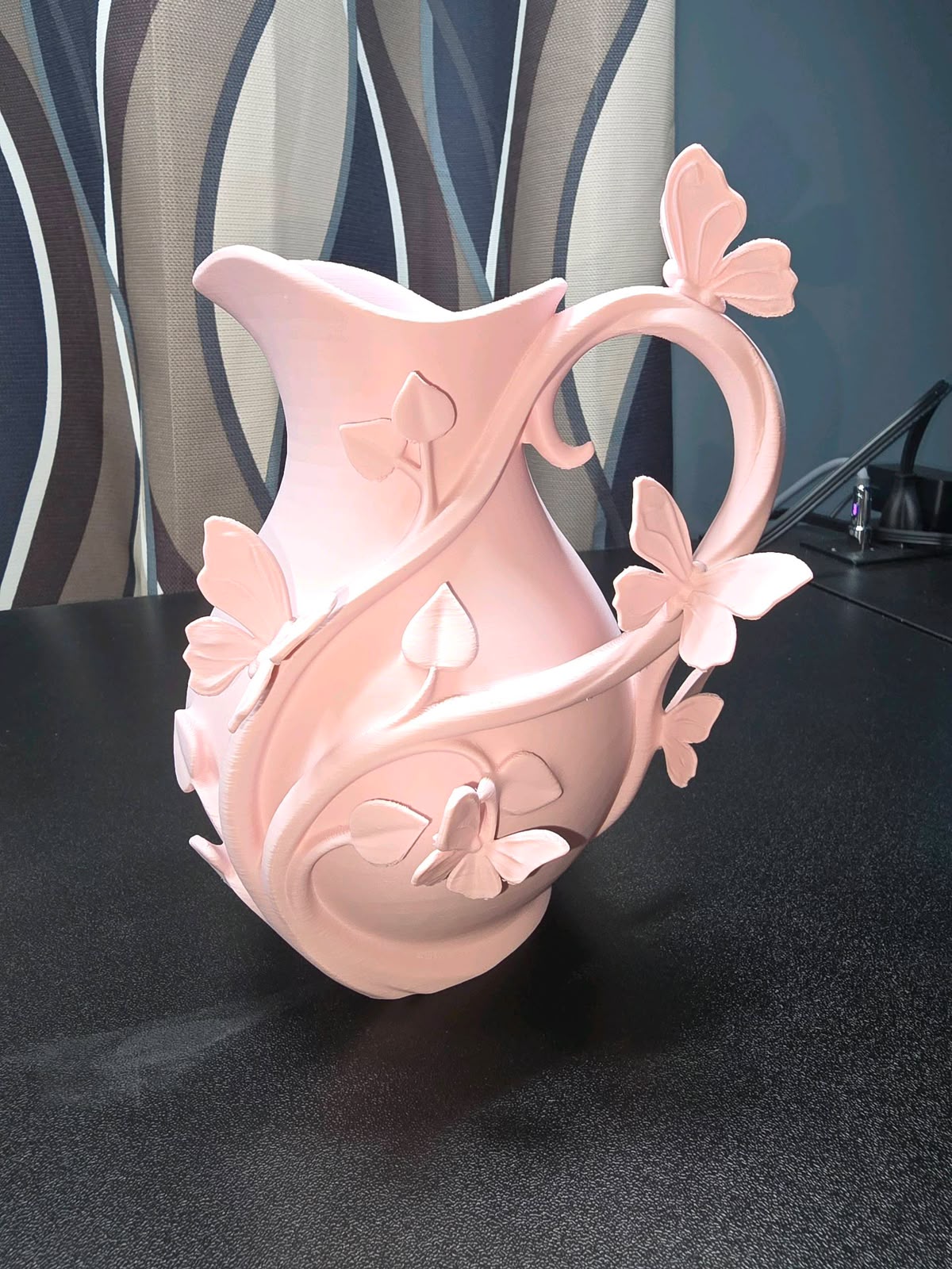 Vază / Ulcior decorativ 3D – Design elegant cu fluturi și motive vegetale - imagine galerie