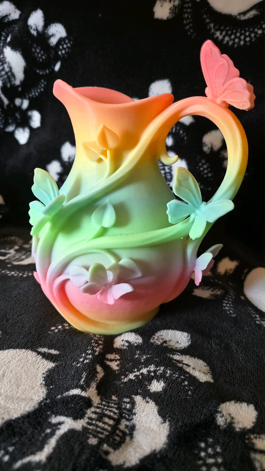 Vază / Ulcior decorativ 3D – Design elegant cu fluturi și motive vegetale - imagine galerie