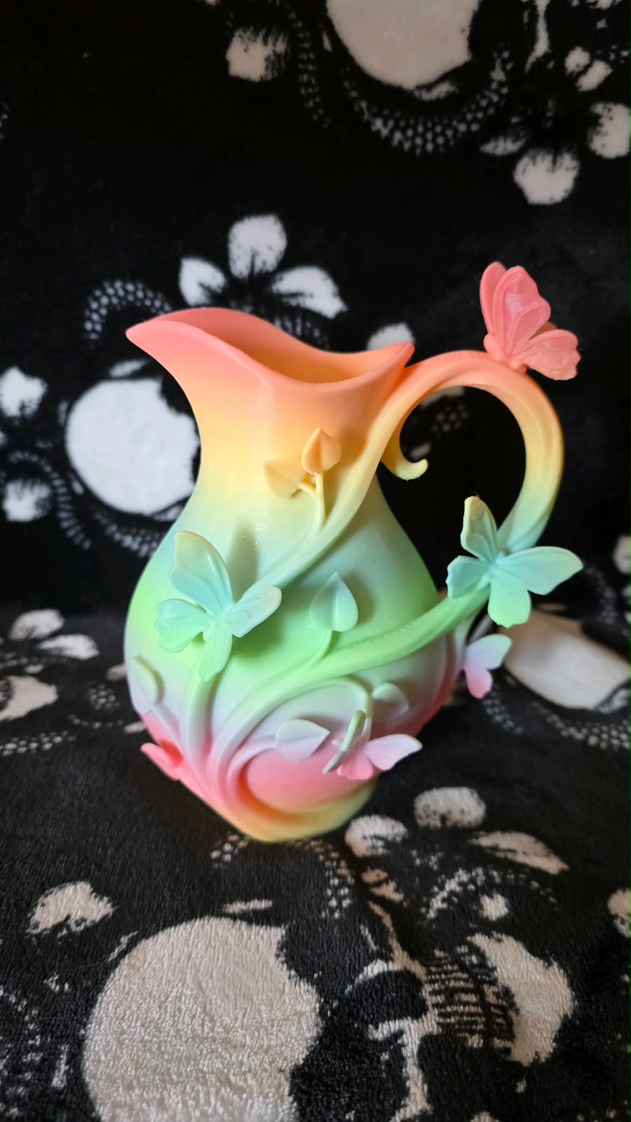 Vază / Ulcior decorativ 3D – Design elegant cu fluturi și motive vegetale - imagine galerie