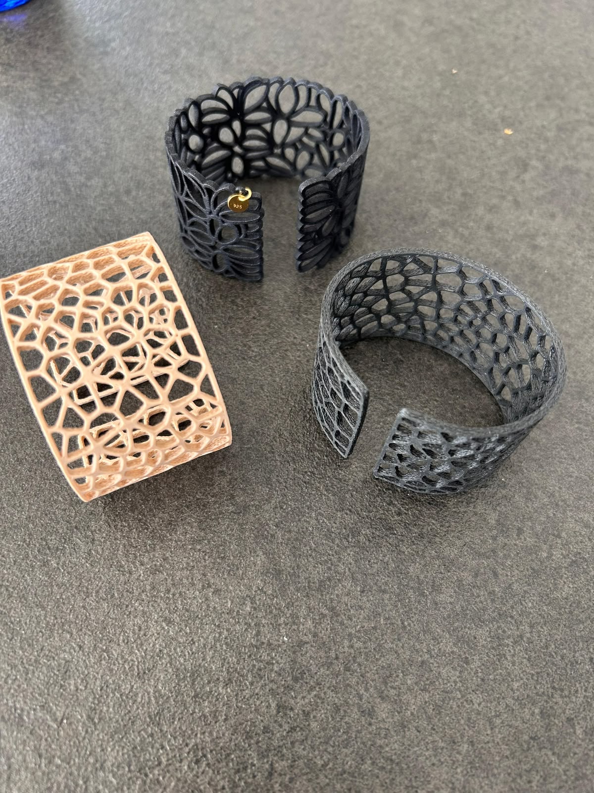 Brățări statement 3D – Design geometric modern, texturi perforate și eleganță unică - imagine galerie
