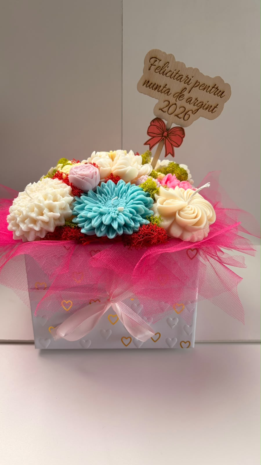 Aranjament cadou pentru nuntă de argint – Cutie cu lumânări parfumate și flori decorative - imagine galerie