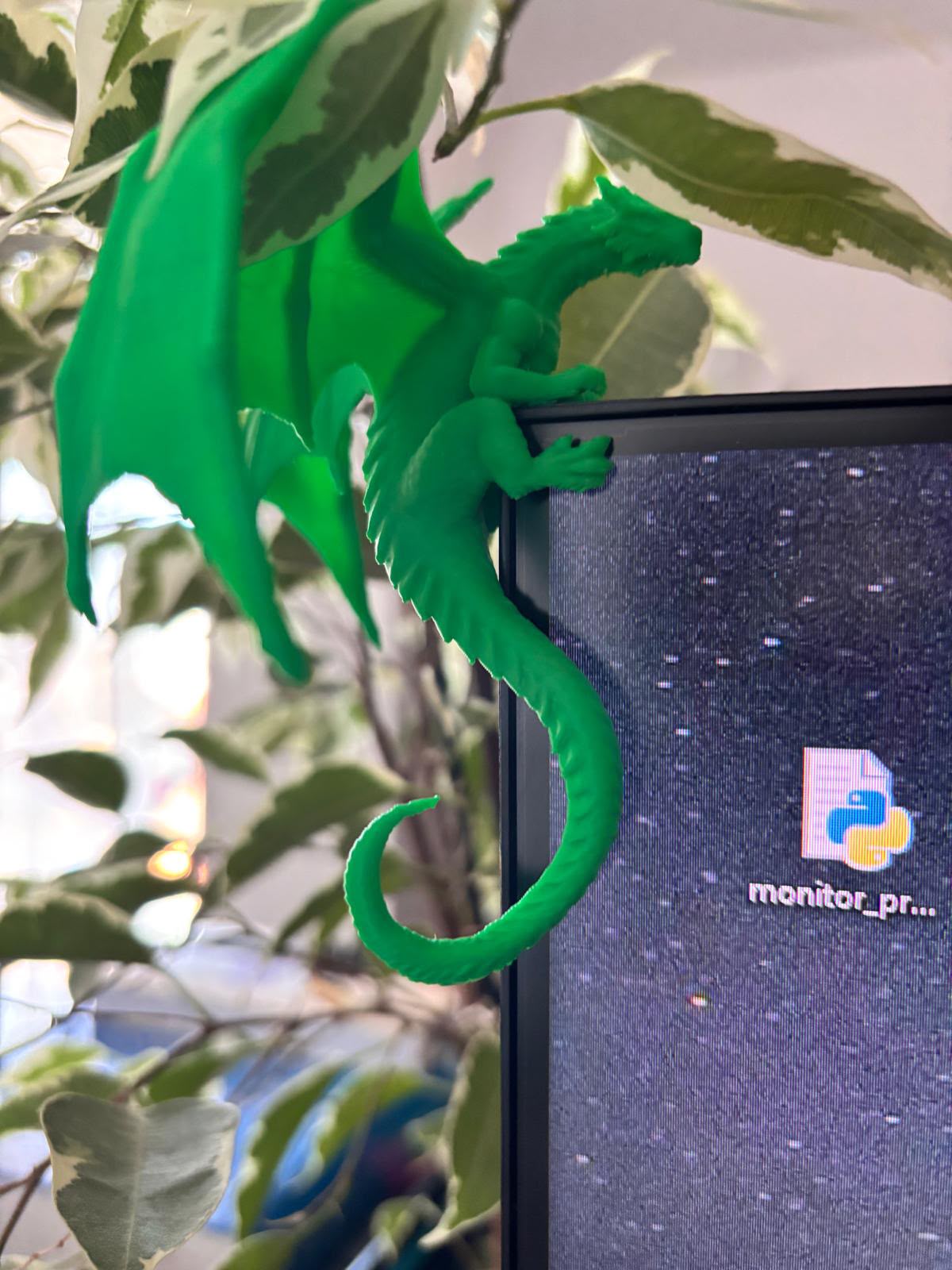 Dragon decorativ printat 3D pentru monitor – Ocrotitorul setup-ului tău - imagine galerie