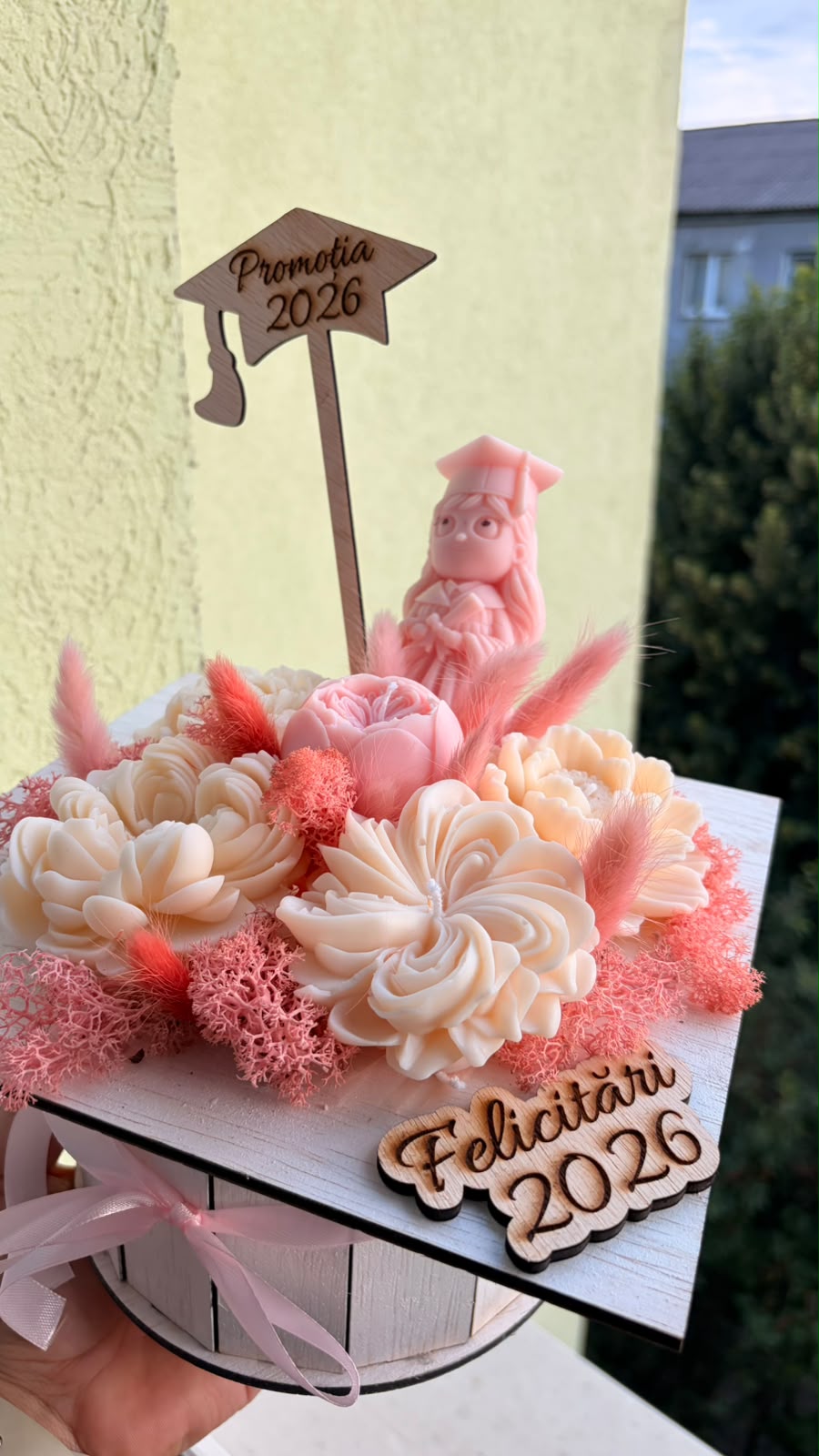 Aranjament cadou de absolvire cu tocă – Cutie cu lumânări parfumate și flori decorative - imagine galerie