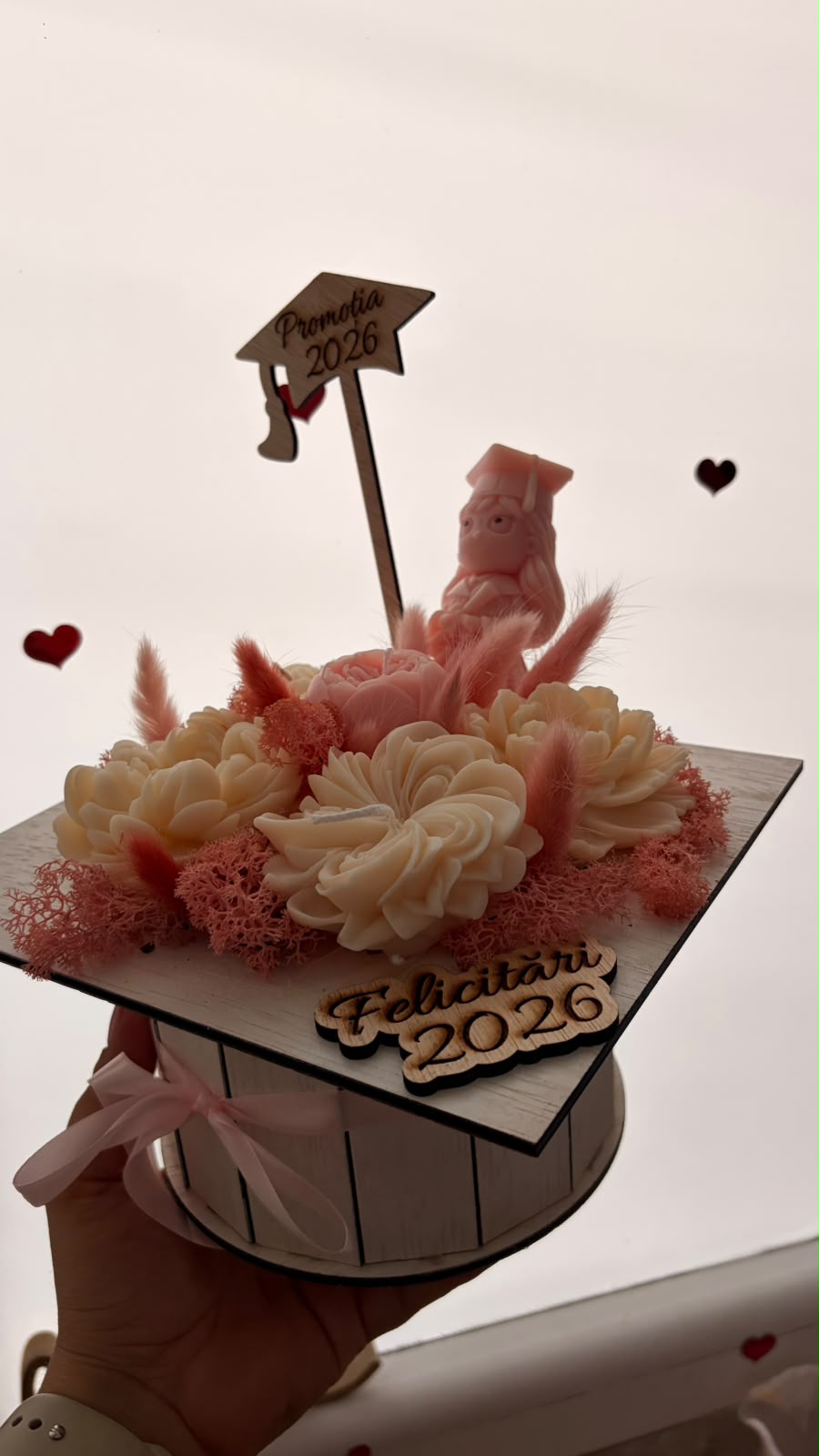 Aranjament cadou de absolvire cu tocă – Cutie cu lumânări parfumate și flori decorative - imagine galerie