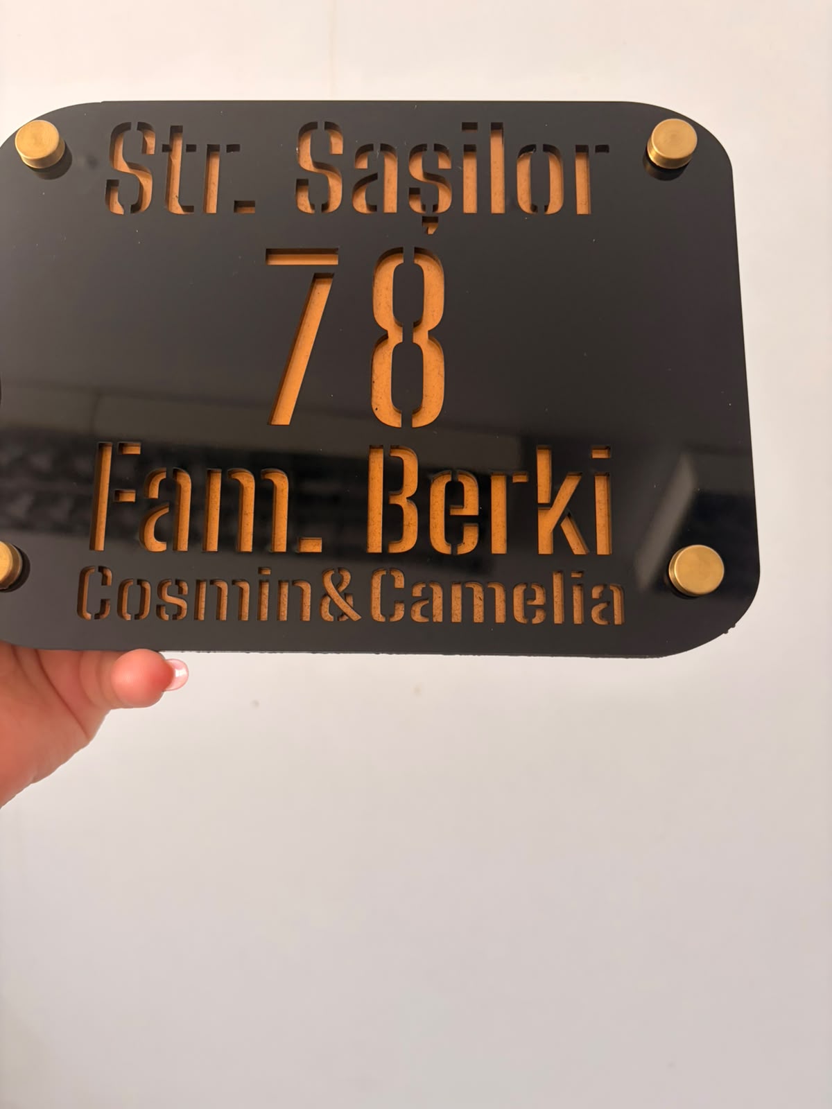 Plăcuță personalizată pentru număr de casă sau apartament – Design elegant din acril negru/auriu - imagine galerie