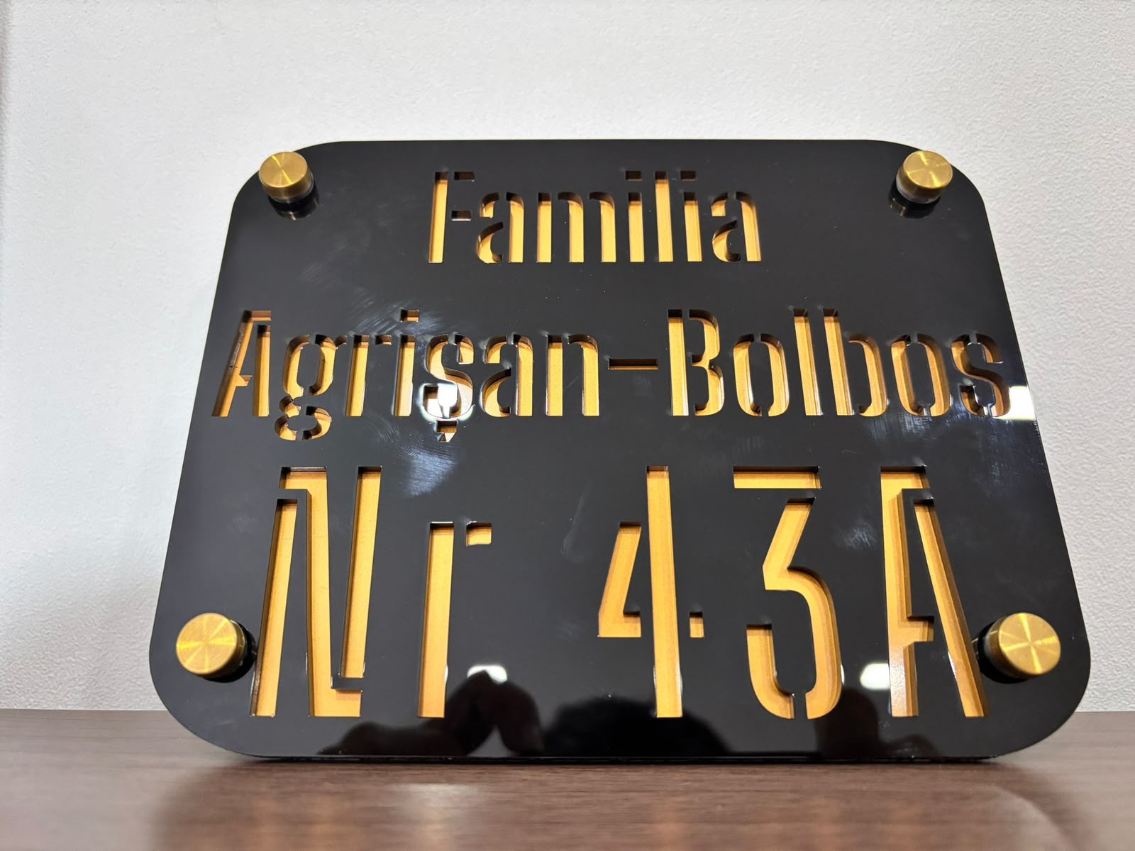 Plăcuță personalizată pentru număr de casă sau apartament – Design elegant din acril negru/auriu - imagine galerie