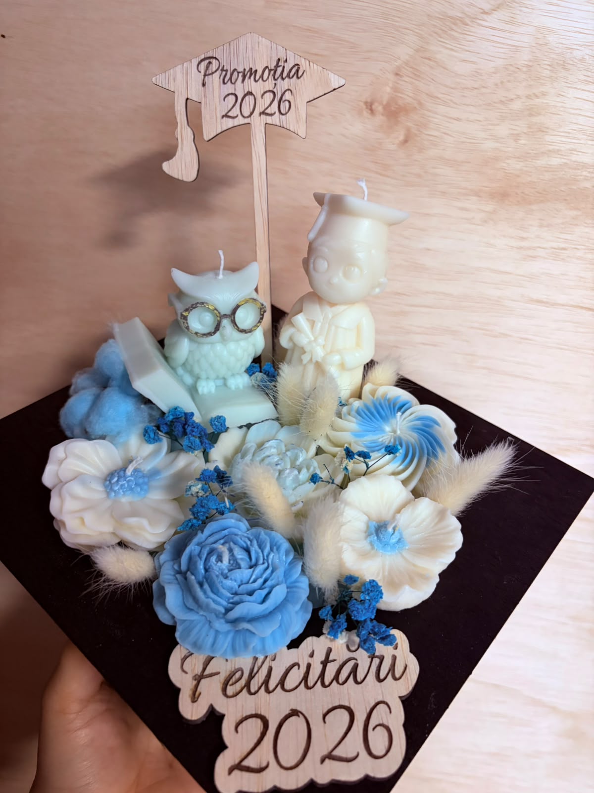 Aranjament cadou de absolvire cu tocă – Cutie cu lumânări parfumate și flori decorative - imagine galerie
