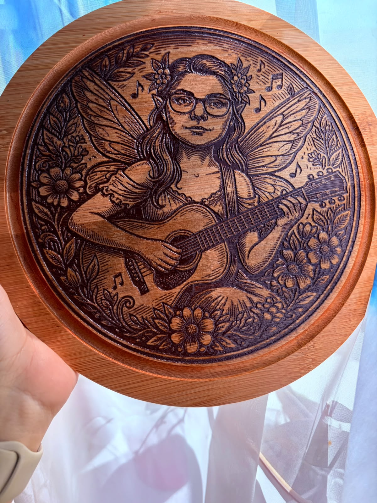 Tăvi decorative rotunde din lemn – Gravură laser personalizată cu portrete și tematici unice - imagine galerie