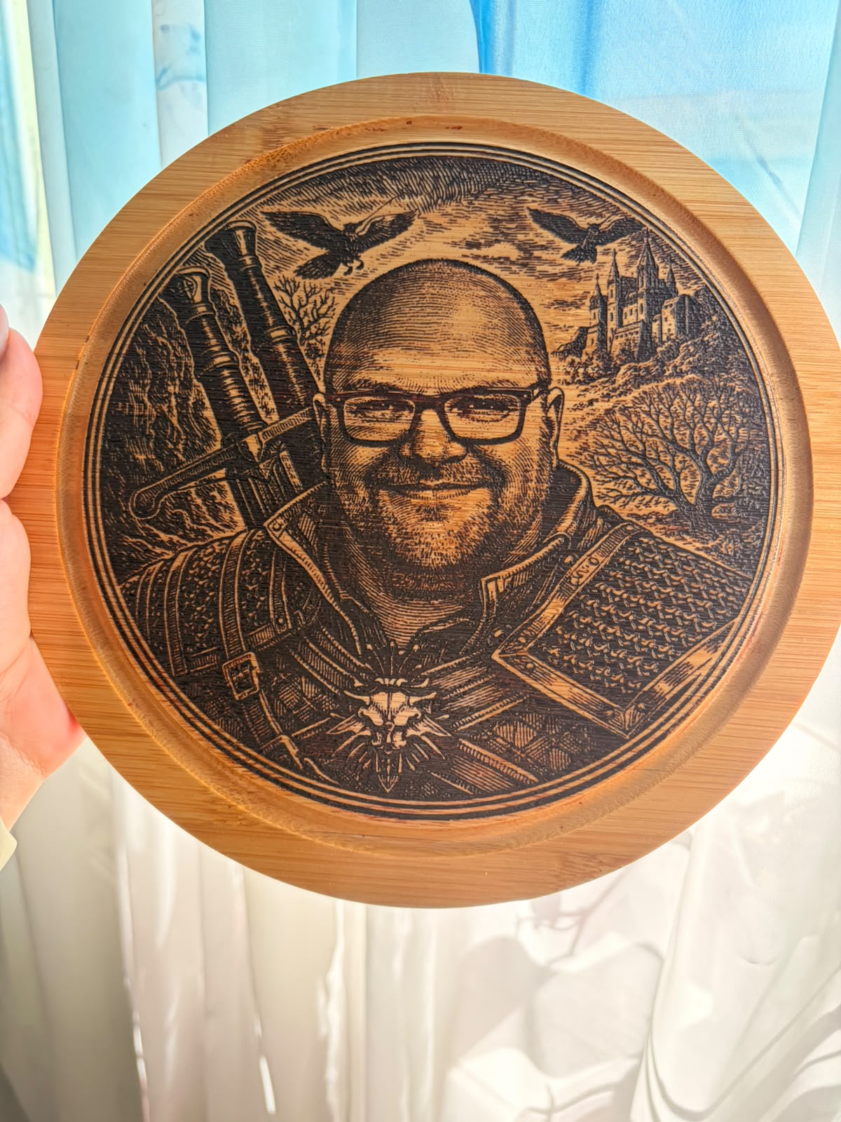 Tăvi decorative rotunde din lemn – Gravură laser personalizată cu portrete și tematici unice - imagine galerie