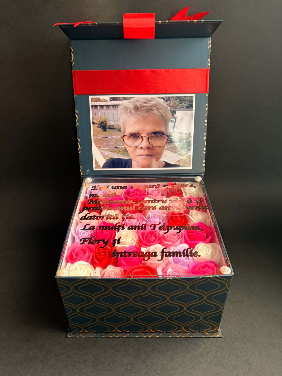 Cutie cadou personalizată cu trandafir de săpun, foto și mesaj emoționant - imagine galerie
