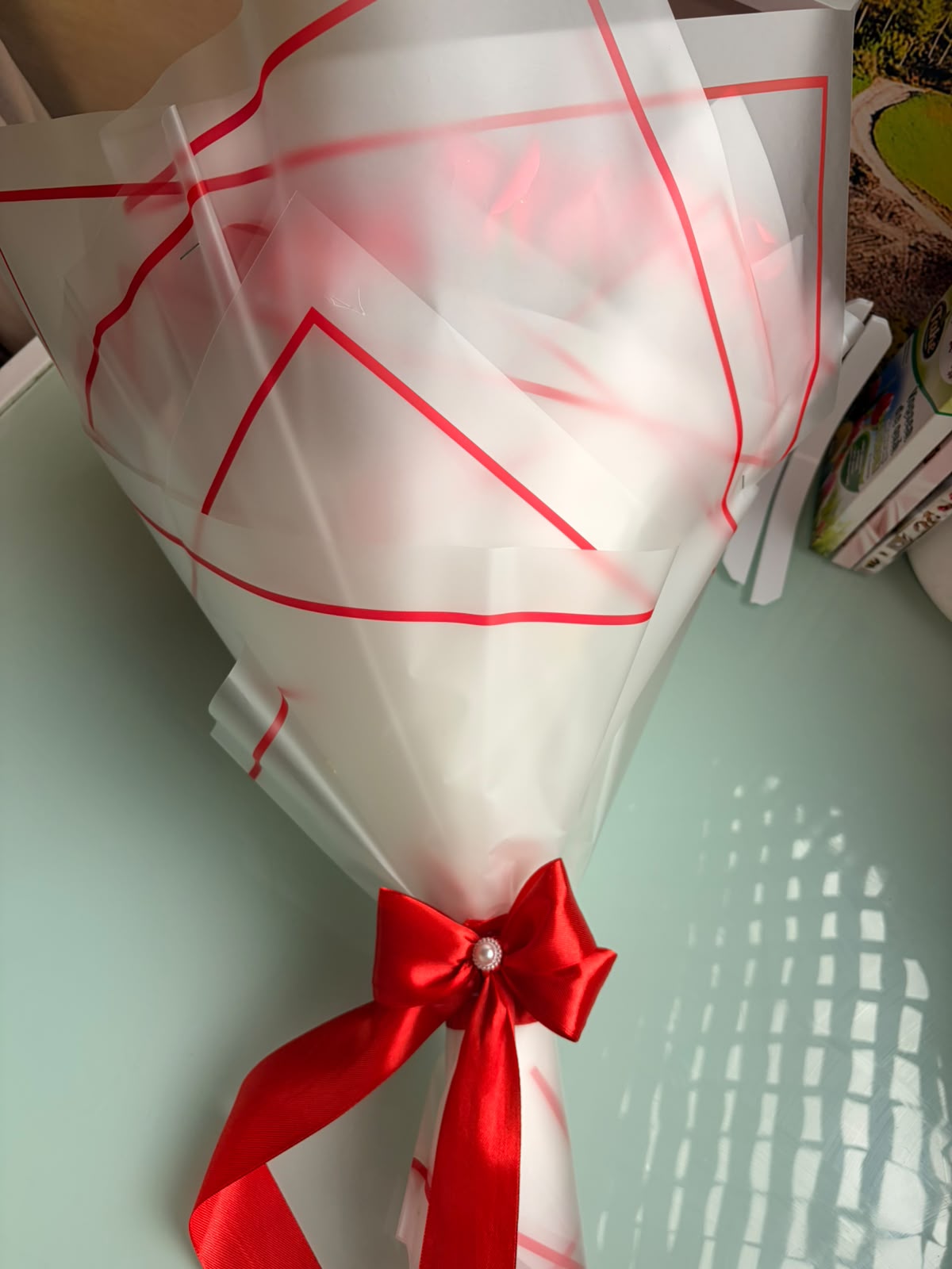 Buchet uriaș din trandafiri de satin – Personalizat cu inițială și mesaj - imagine galerie