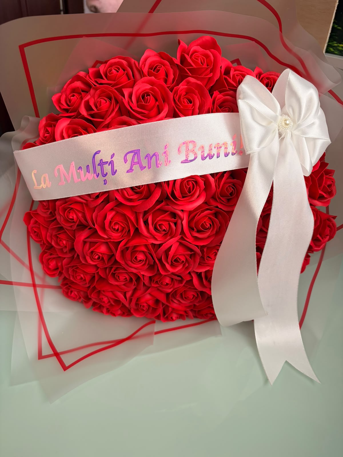 Buchet uriaș din trandafiri de satin – Personalizat cu inițială și mesaj - imagine galerie