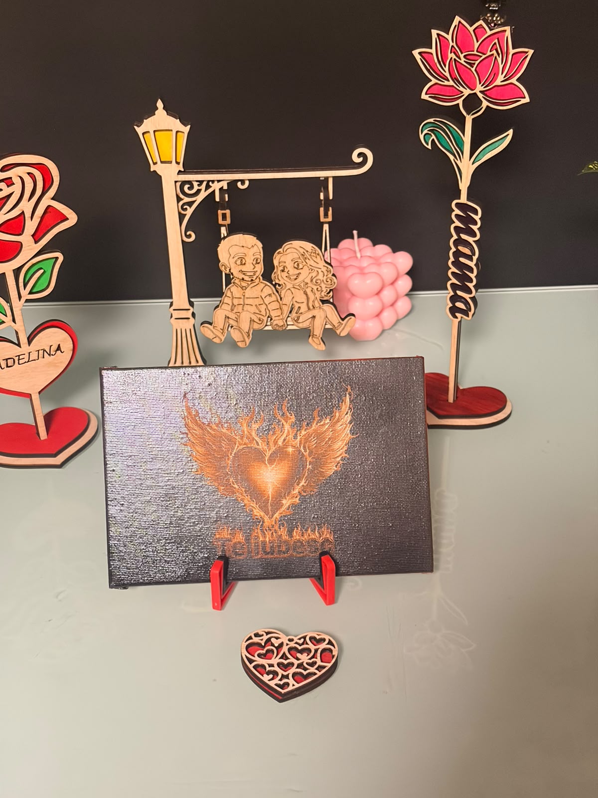 Tablou Decorativ Gravat cu Laser pe Lemn / Canvas – Design „Inimă cu Aripi de Foc și Mesaj Te Iubesc” – Kasem Studio - imagine galerie