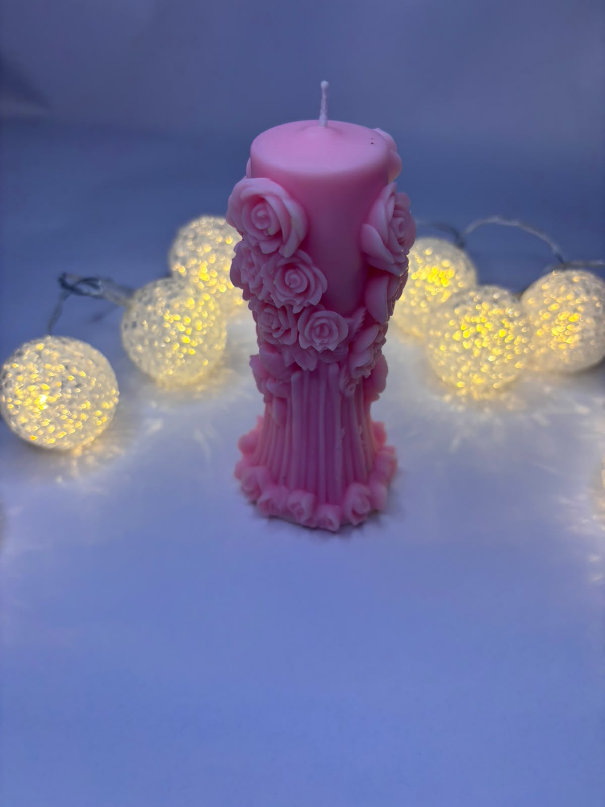 Lumânare Parfumată Handmade Model "Coloană cu Trandafiri și Relief Floral" – Kasem Studio - imagine galerie