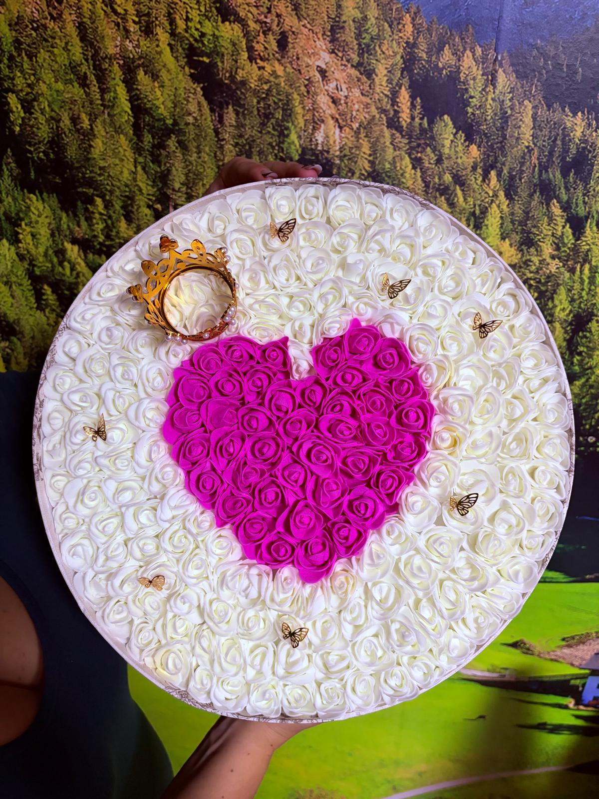 Cutie Rotundă cu Trandafiri Albi și Inimă Roz, Accesorizată cu Coroană - imagine galerie