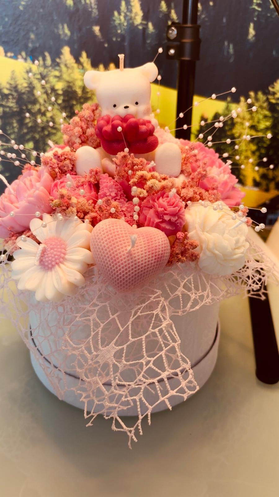 Aranjament floral cu lumânări parfumate și ursuleț – Cadoul perfect pentru momente speciale - imagine galerie