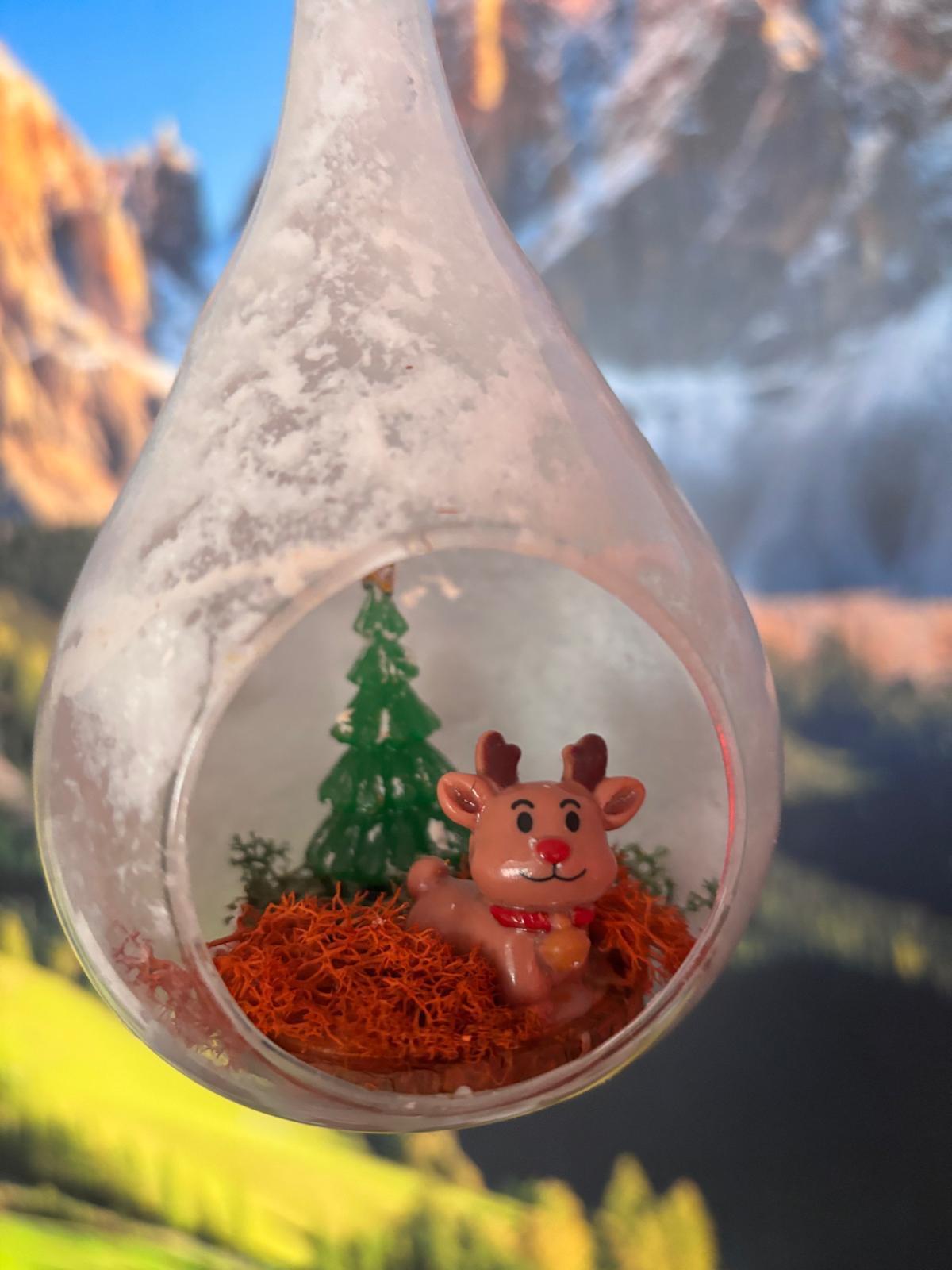 Glob decorativ de Crăciun în formă de lacrimă – Dioramă cu ren, brăduț și aromă de nucă de cocos - imagine galerie