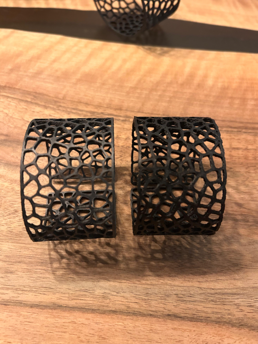 Brățări statement 3D – Design geometric modern, texturi perforate și eleganță unică - imagine galerie