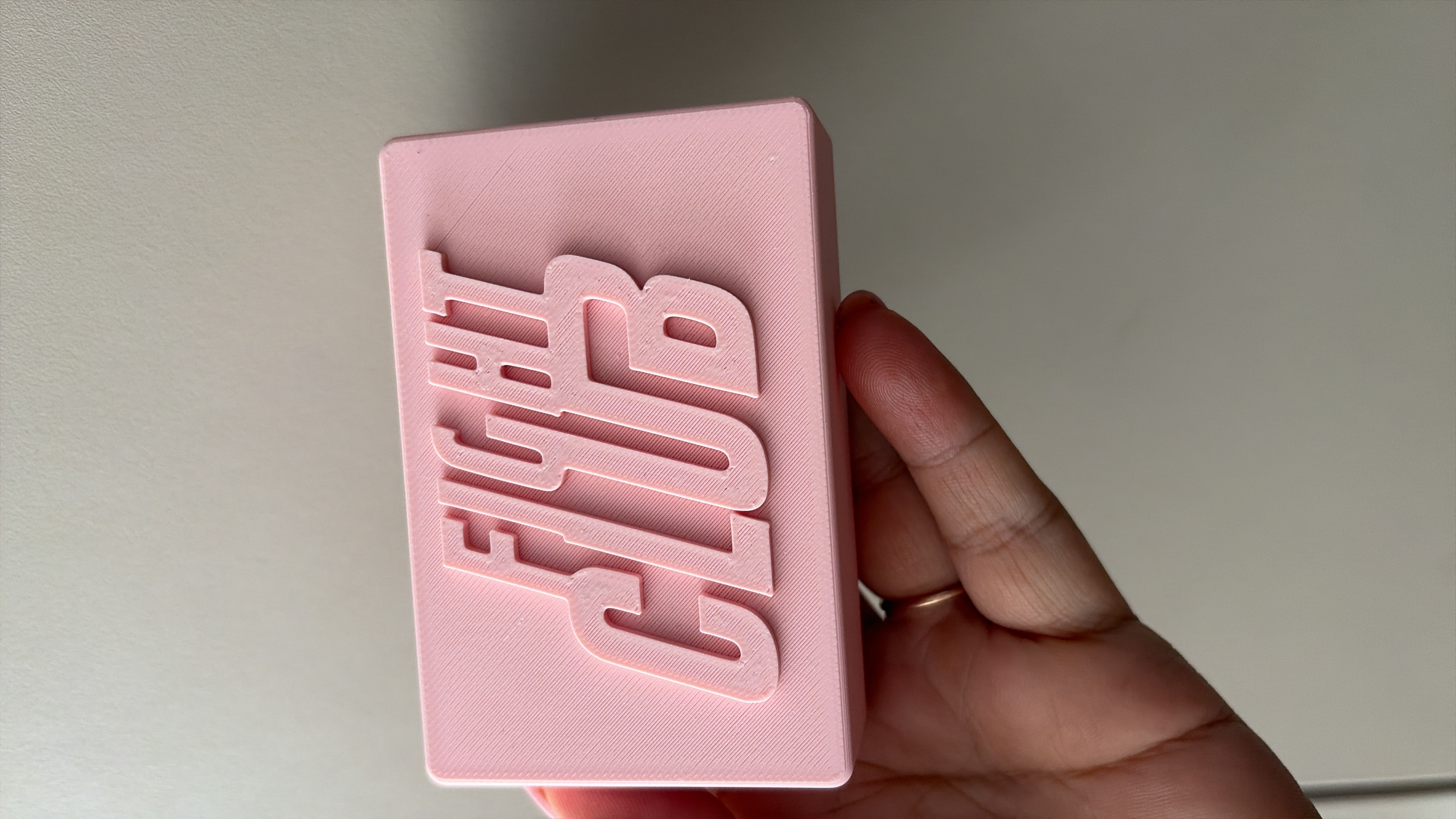 Plăcuță decorativă 3D „Fight Club” – roz pastel