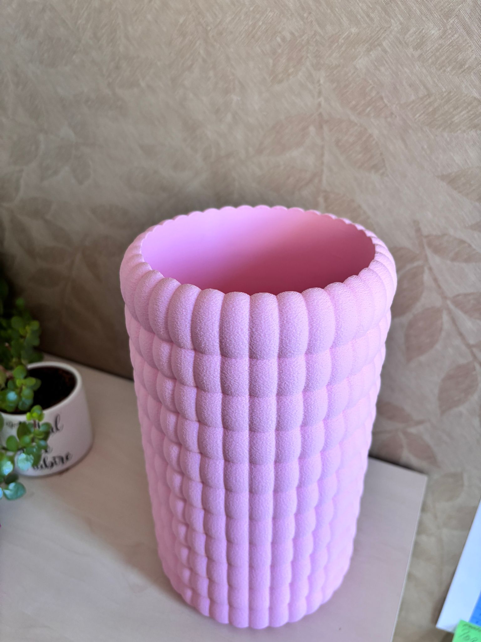 Vază Decorativă 3D Texturată – Design Geometrizat în Relief și Nuanță Pastel