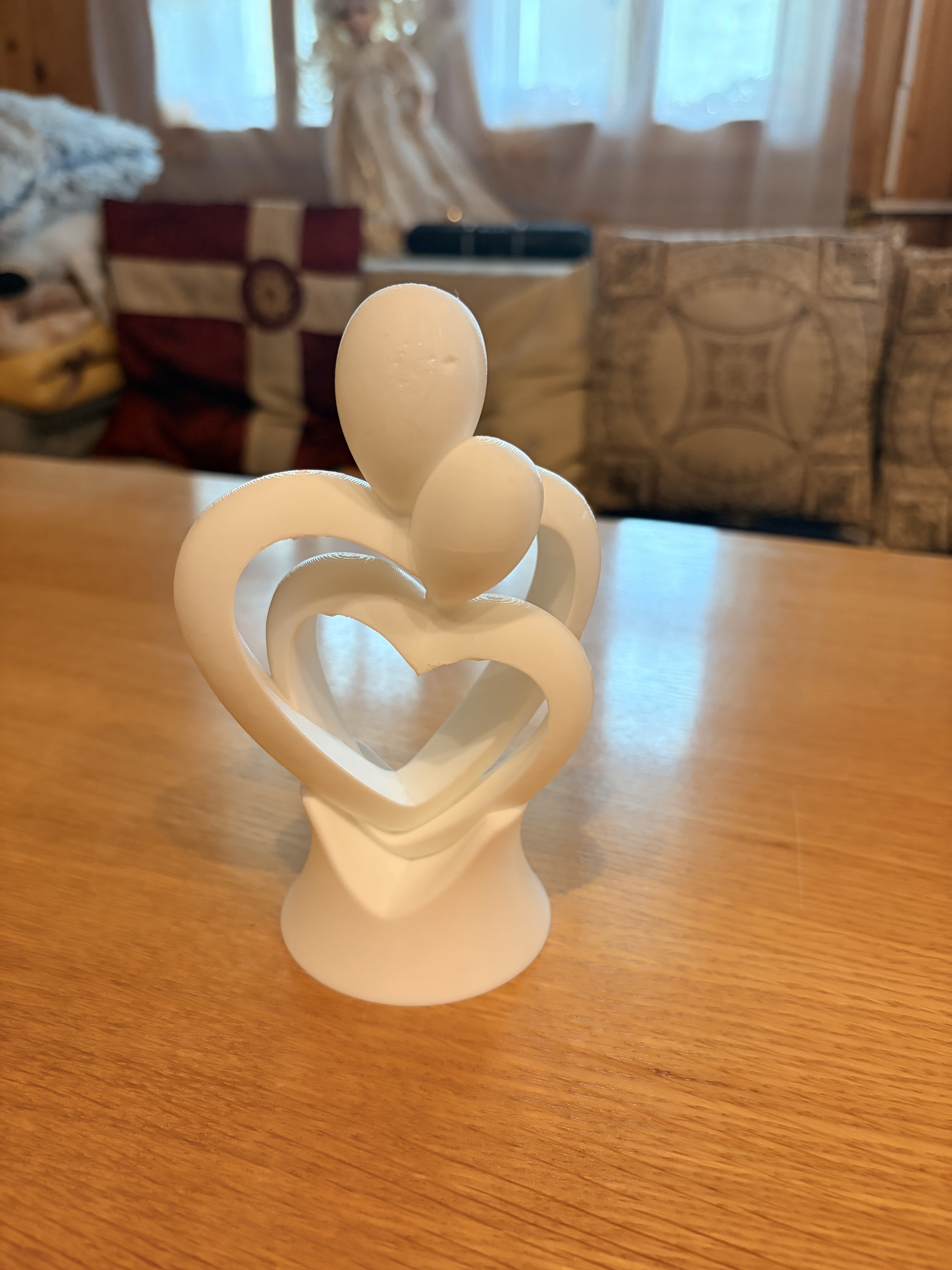 Figurină decorativă Familie cu Inimă – Simbolul Iubirii