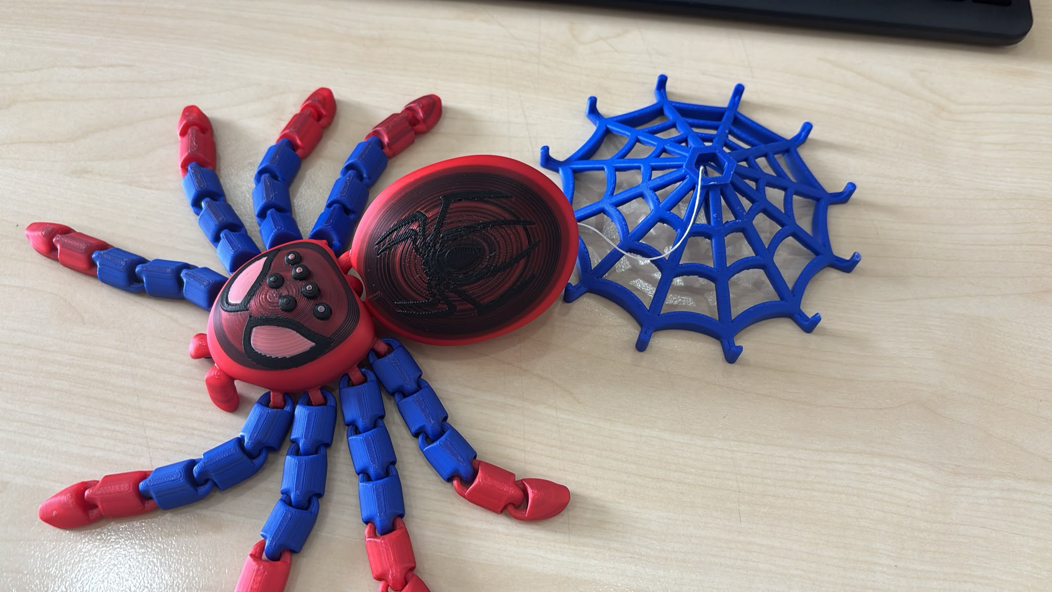 Păianjen articulat 3D cu pânză decorativă