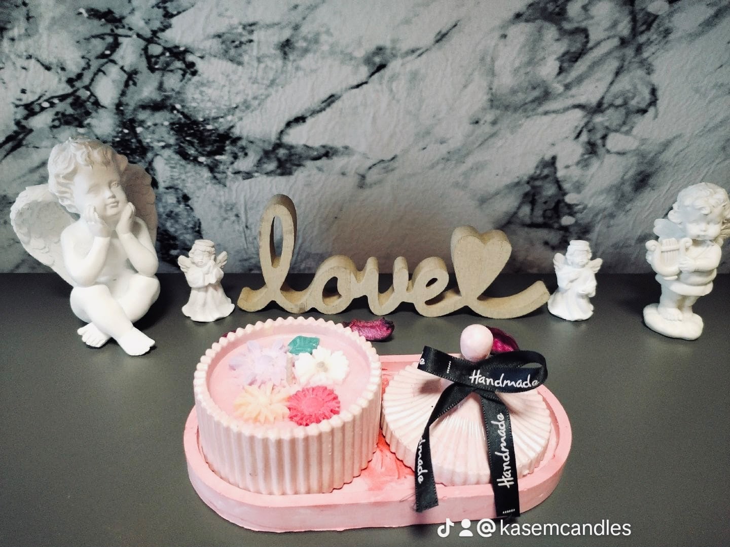 Set Cadou Handmade cu Lumânare Florală și Scoică cu Perlă – Roz Pastel