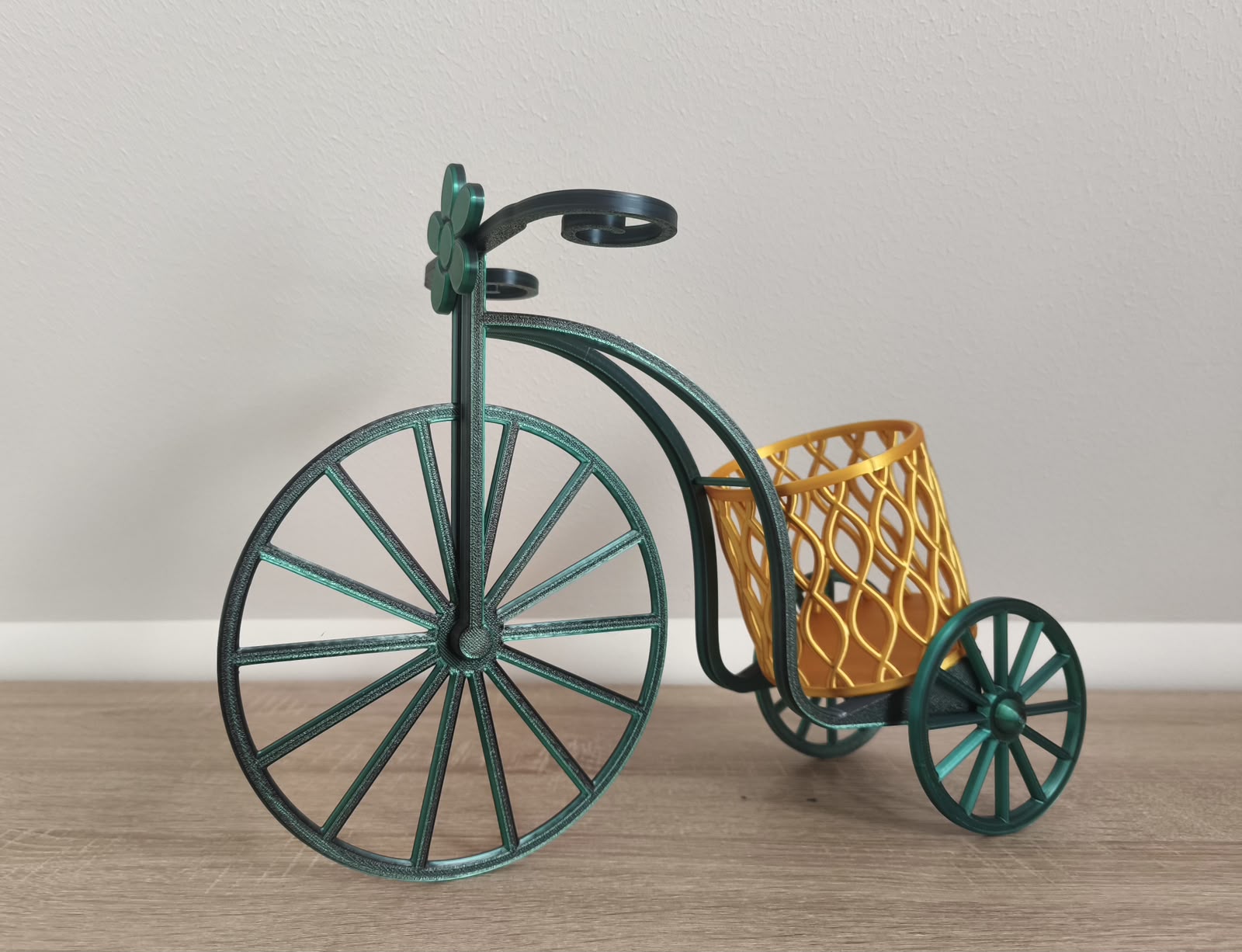 Suport pentru sticle în formă de tricicletă decorativă – Verde & Auriu