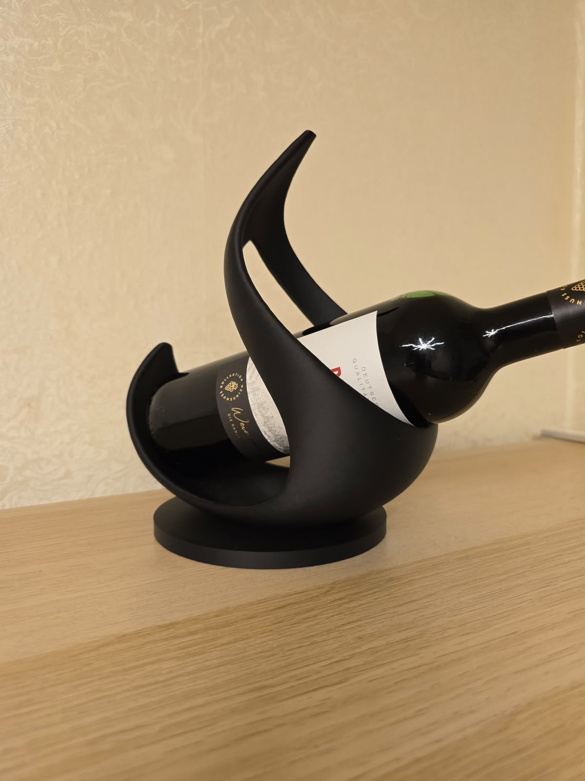 Suport 3D pentru sticlă de vin – design sculptural Black Wave