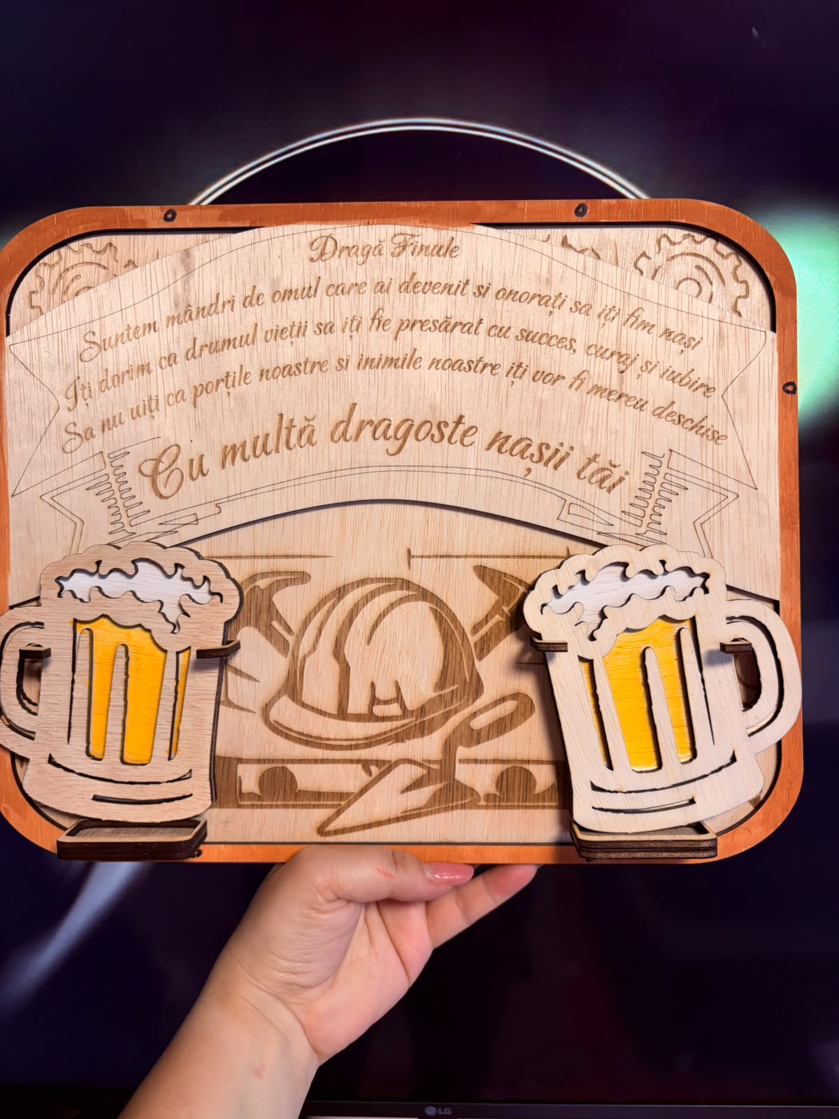 Suport Decorativ Hibrid din Lemn (Laser & 3D) – Cadou Emoționant pentru Fin de la Nași