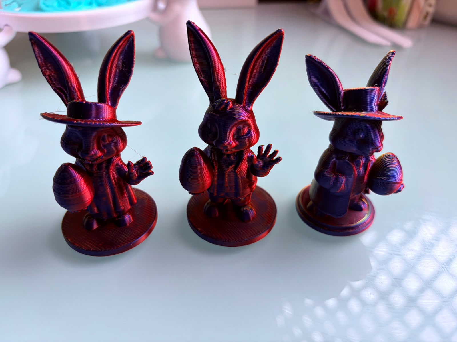 Set Trei Figurine Iepurași de Paște Imprimate 3D – Design Unic cu Ouă