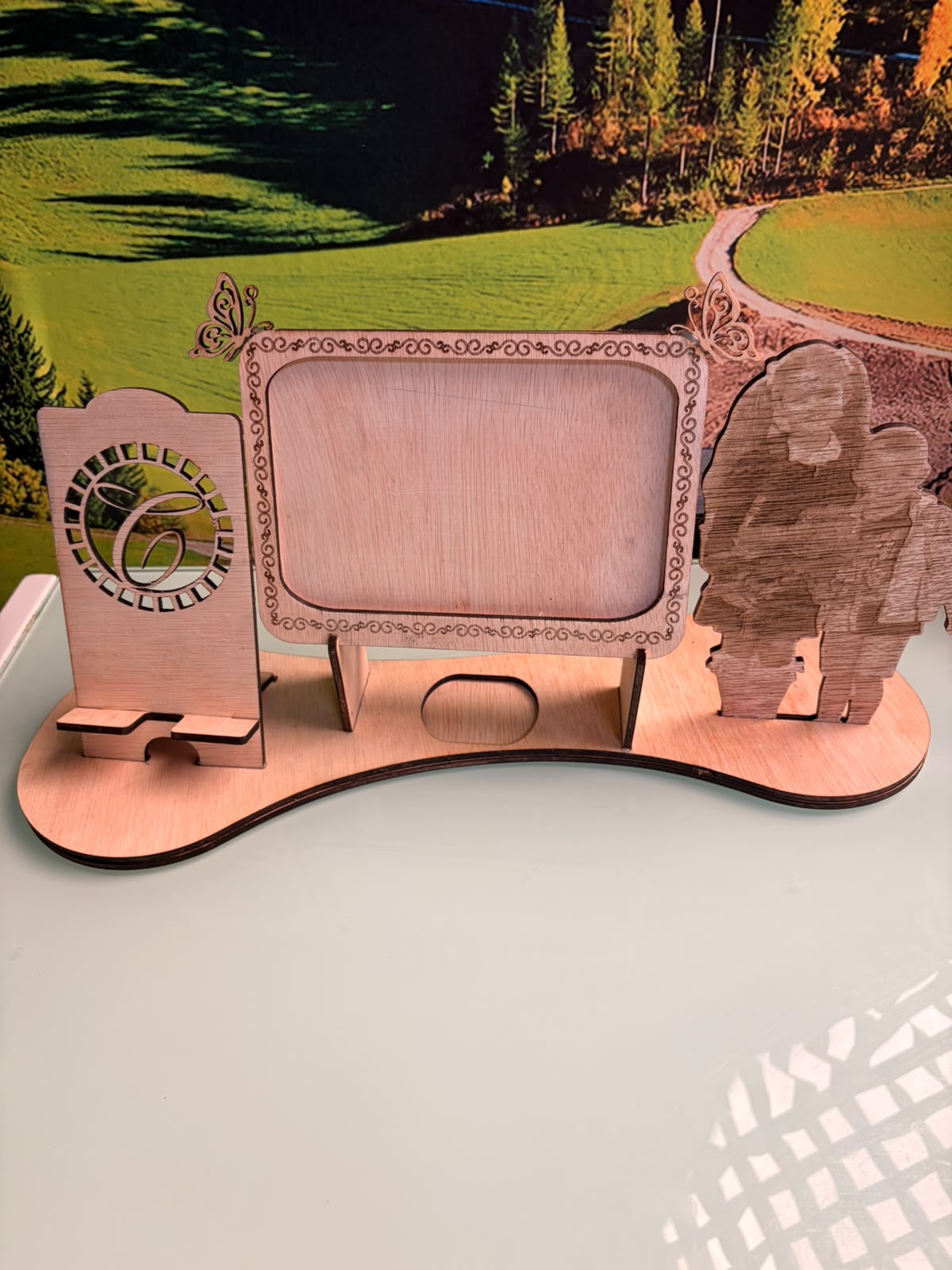 Organizator / Suport Birou din Lemn cu Ramă Foto, Suport Telefon și Siluete Decorative – Kasem Studio