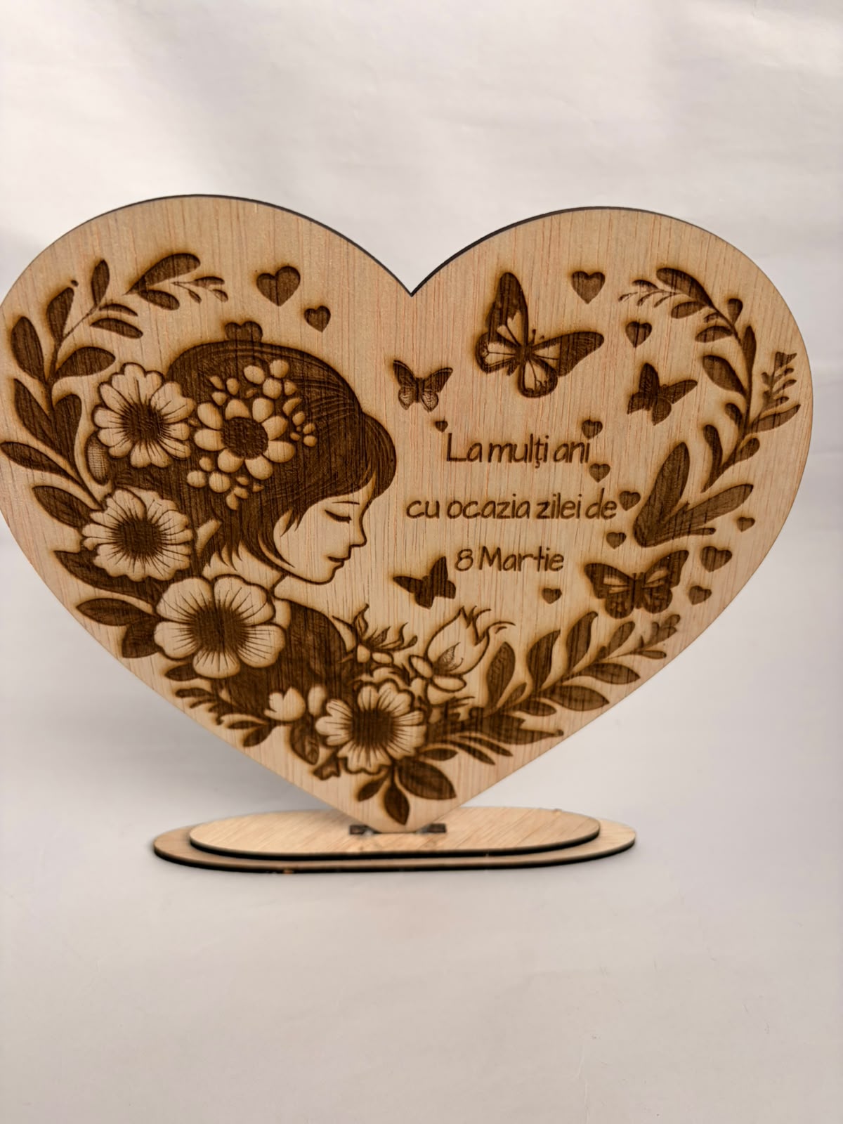 Plachetă Inimă din Lemn – „La mulți ani de 8 Martie” cu Siluetă Florală