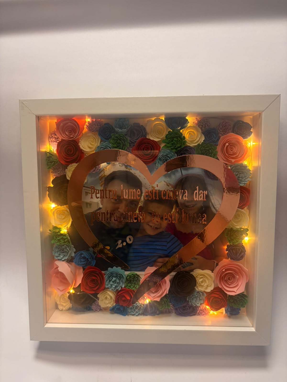 Tablou 3D Personalizat cu Ramă Iluminată, Fotografie și Aranjament Floral – Kasem Studio