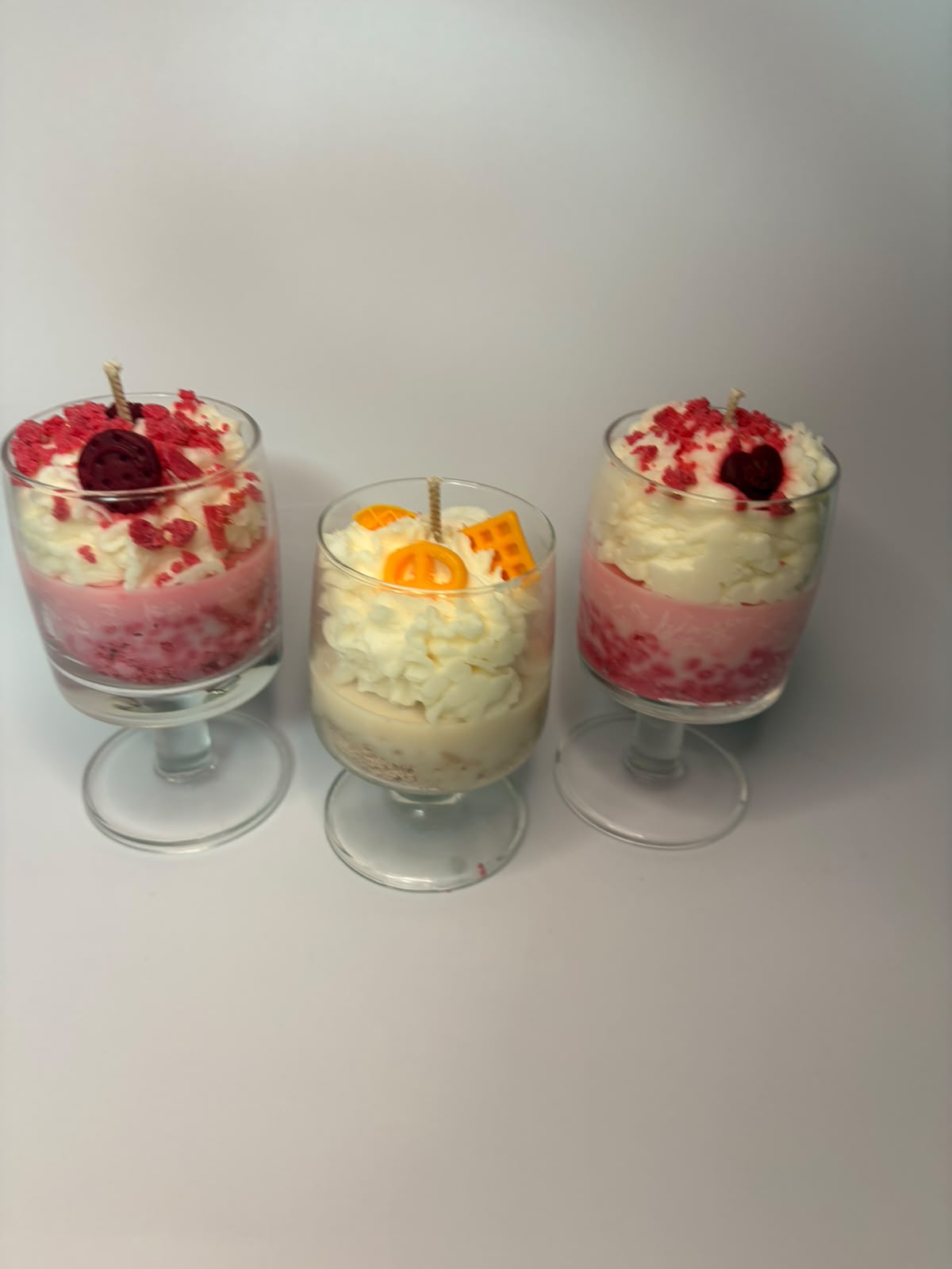 Lumânare Decorativă în Pahar – Desert cu Frișcă și Fructe