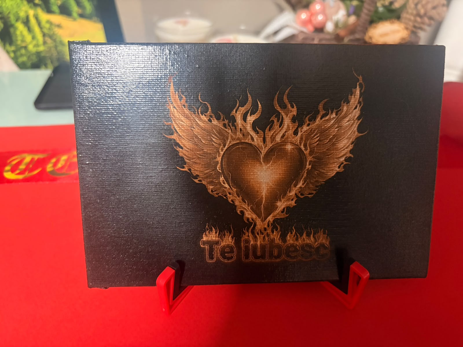 Tablou Decorativ Gravat cu Laser pe Lemn / Canvas – Design „Inimă cu Aripi de Foc și Mesaj Te Iubesc” – Kasem Studio